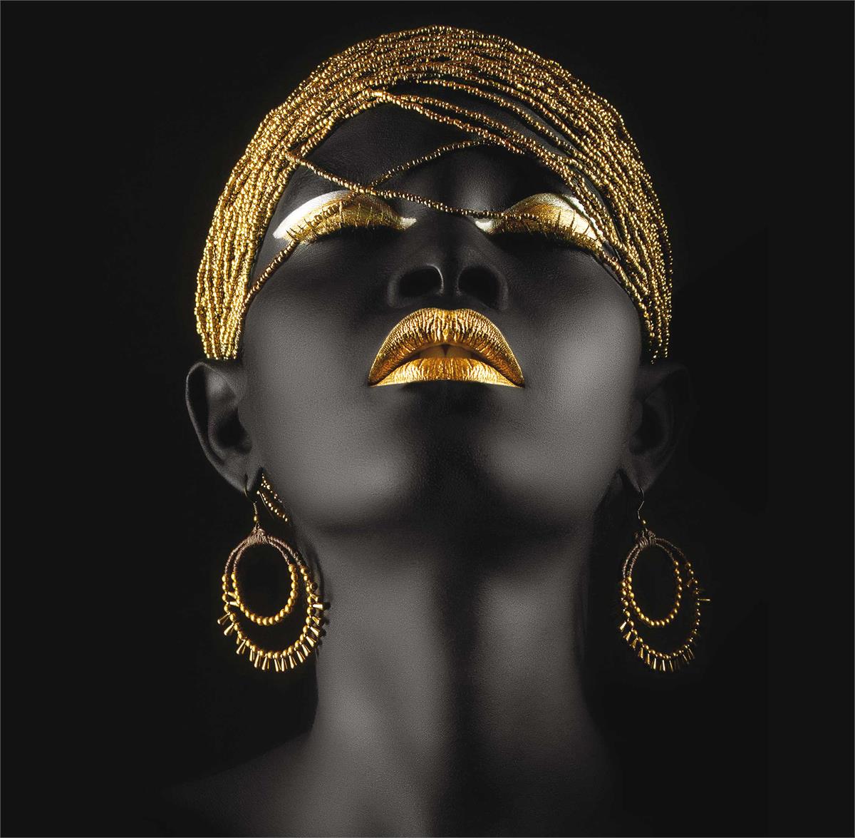 Номера негритянок. Черная девушка в золоте. Картина черная с золотом. Серьги у африканских женщин. Черная женщина с золотым макияжем.